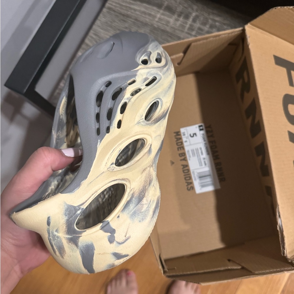 Yeezy foam runner moon gray